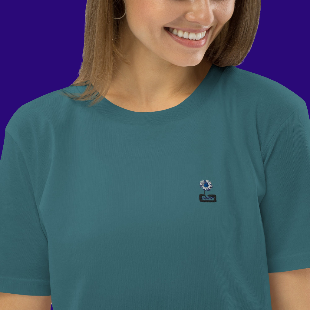 Camiseta bordada "Flor" regular fit